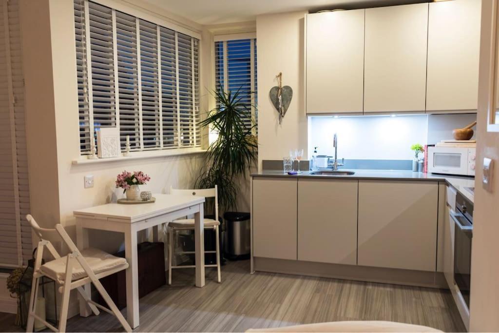 Luxury Modern Apt With Parking On Leigh Broadway Lejlighed Eksteriør billede
