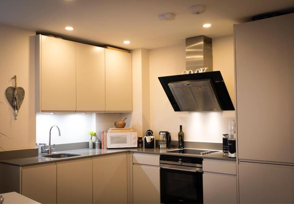Luxury Modern Apt With Parking On Leigh Broadway Lejlighed Eksteriør billede